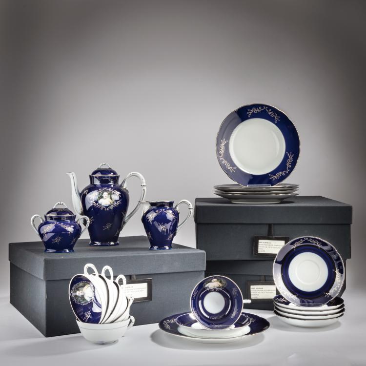 Hauptbild zu Objekt, Coffee / tea service 'Madame de Pompadour n&eacute;e Poisson', 1990, Cindy Sherman, Ancienne Manufacture Royale, Limoges; Artes Magnus, New York, 154A 181