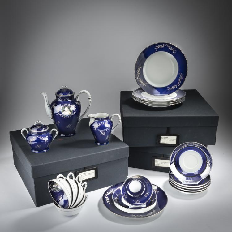Bild 1 zu Objekt, Coffee / tea service 'Madame de Pompadour n&eacute;e Poisson', 1990, Cindy Sherman, Ancienne Manufacture Royale, Limoges; Artes Magnus, New York, 154A 181