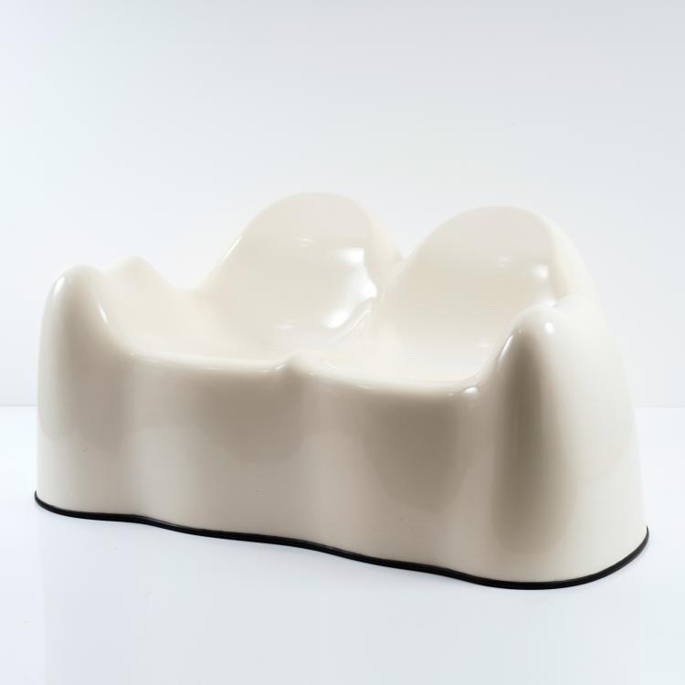 Hauptbild zu Objekt, 'Molar' two-seater sofa, 1969, Wendell Castle, Northern Plastics, Syracuse, NY., 154A 128