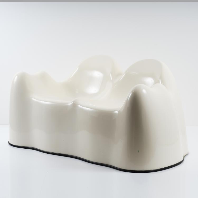 Bild 2 zu Objekt, 'Molar' two-seater sofa, 1969, Wendell Castle, Northern Plastics, Syracuse, NY., 154A 128