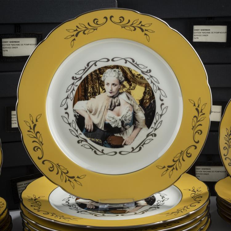 Bild 1 zu Objekt, Dining service 'Madame de Pompadour - n&eacute;e Poisson', 1990, Cindy Sherman, Ancienne Manufacture Royale, Limoges; Artes Magnus, New York, 154A 182