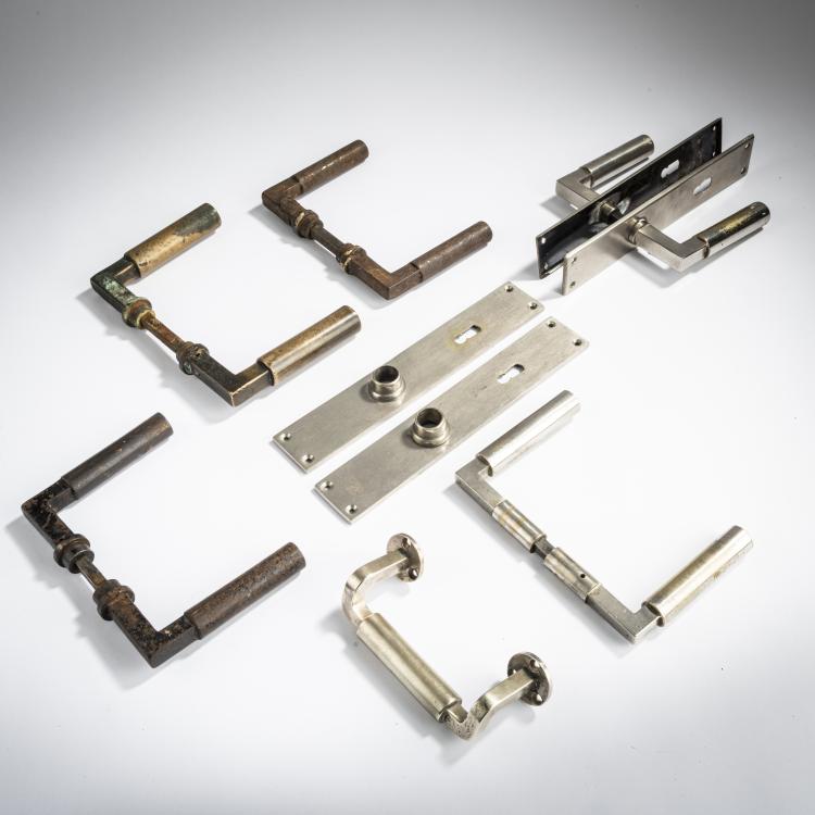 Hauptbild zu Objekt, F&uuml;nf T&uuml;rdr&uuml;ckerpaare und ein Griff,  1923, Walter Gropius, Wilhelm Engstfeld, Heiligenhaus, f&uuml;r S. A. Loevy, Berlin (zugeschrieben).Bronze., 155B 360