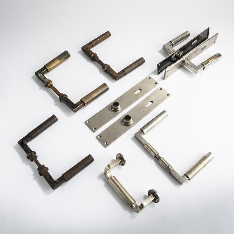 Bild 1 zu Objekt, F&uuml;nf T&uuml;rdr&uuml;ckerpaare und ein Griff,  1923, Walter Gropius, Wilhelm Engstfeld, Heiligenhaus, f&uuml;r S. A. Loevy, Berlin (zugeschrieben).Bronze., 155B 360