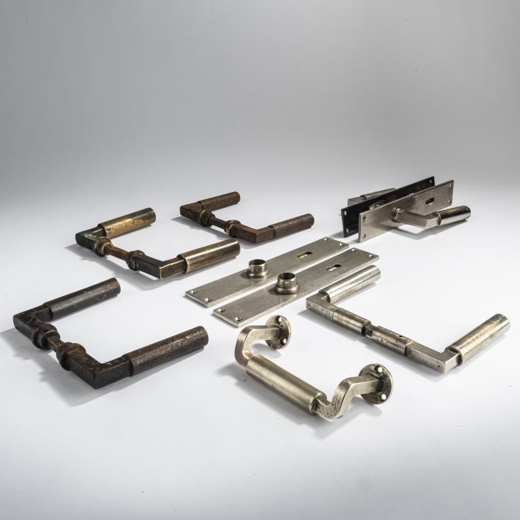 Bild 2 zu Objekt, F&uuml;nf T&uuml;rdr&uuml;ckerpaare und ein Griff,  1923, Walter Gropius, Wilhelm Engstfeld, Heiligenhaus, f&uuml;r S. A. Loevy, Berlin (zugeschrieben).Bronze., 155B 360