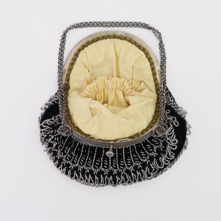 Bild 1 zu Objekt, B&uuml;gelt&auml;schchen mit Stahlperlen, um 1900, 159D 812