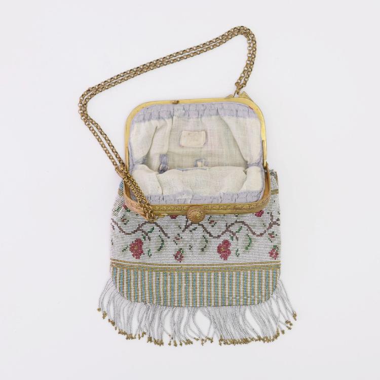 Bild 1 zu Objekt, Stahlperlen-Handtasche mit Rosenmotiv, um 1910/20, 157F 1269