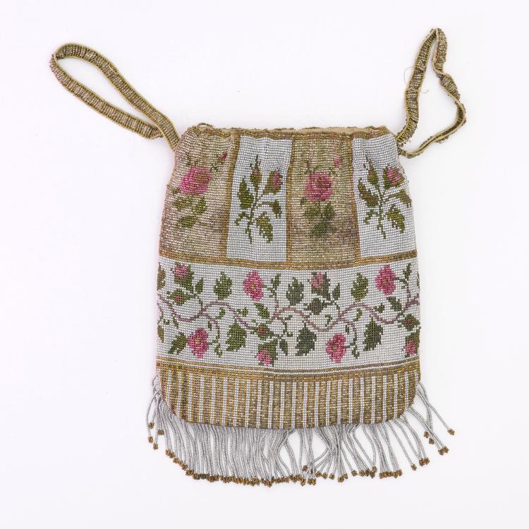 Hauptbild zu Objekt, Stahlperlen-Beutel mit Rosenmotiv, um 1920, 157F 1309