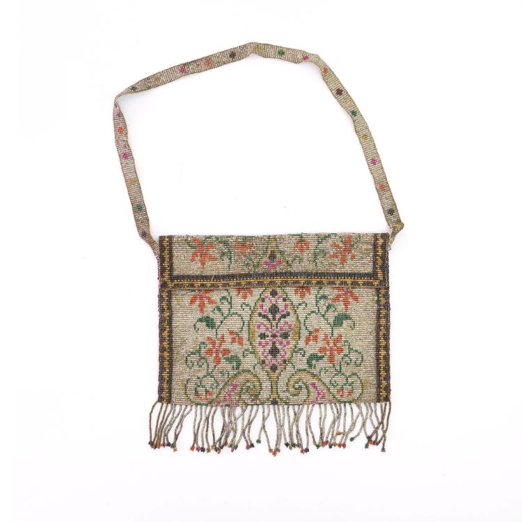 Hauptbild zu Objekt, Steel bead flap pouch with stylized flowers, c. 1910, 159D 869
