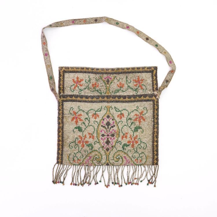 Bild 1 zu Objekt, Steel bead flap pouch with stylized flowers, c. 1910, 159D 869