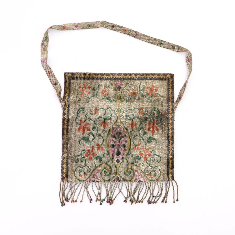 Bild 2 zu Objekt, Steel bead flap pouch with stylized flowers, c. 1910, 159D 869