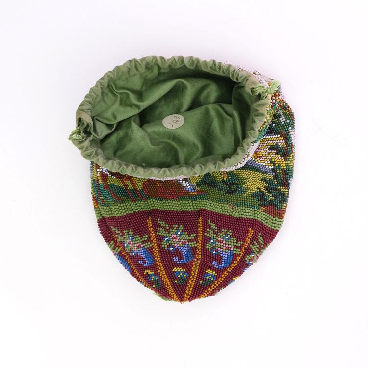 Bild 1 zu Objekt, Perlbeutel mit Dorfszene und Rehen, 2. H&auml;lfte 19. Jh., 157F 1165