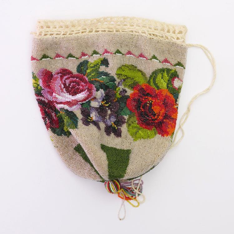 Bild 1 zu Objekt, Perlbeutel mit Blumenmotiv, um 1910, 157F 1274