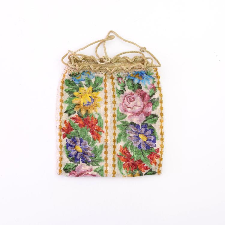 Hauptbild zu Objekt, Pouch with a flower motif, c. 1900, 159D 828