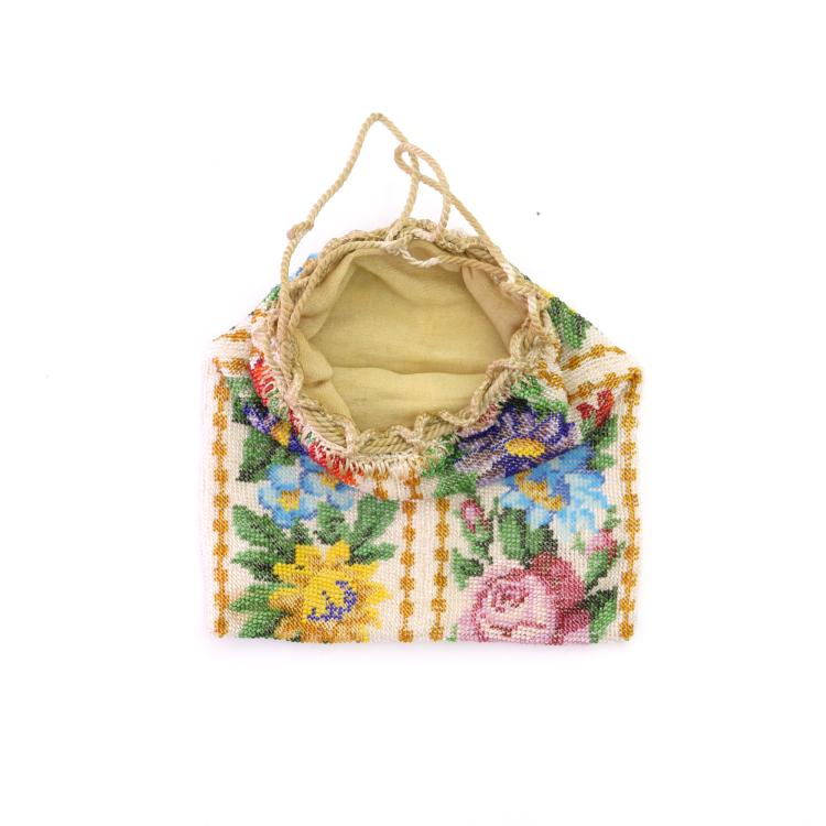 Bild 2 zu Objekt, Pouch with a flower motif, c. 1900, 159D 828