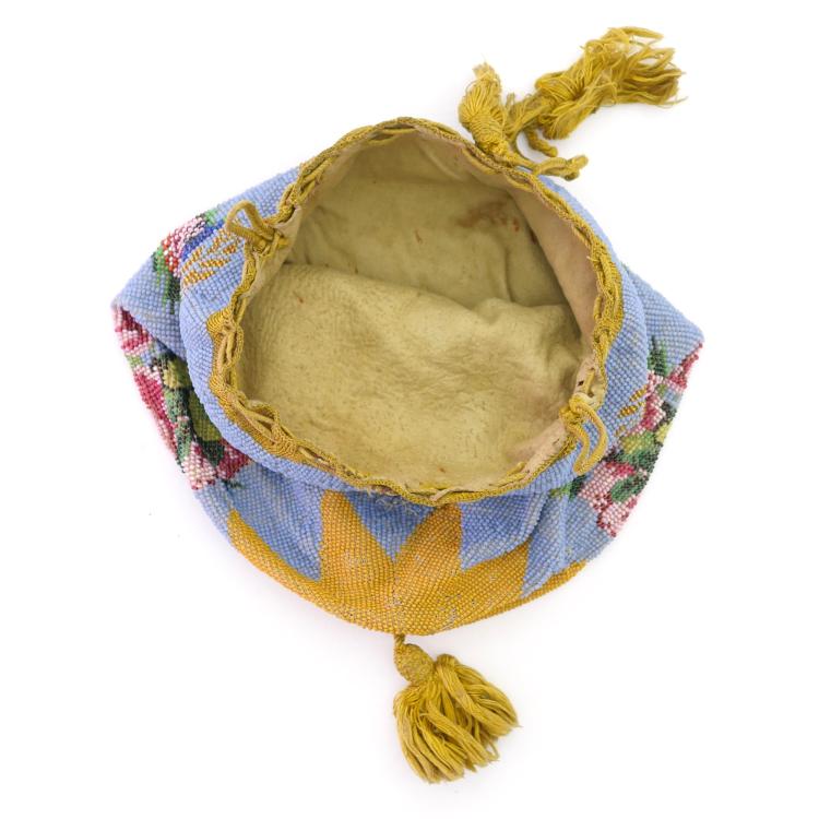 Bild 1 zu Objekt, Perlbeutel mit Rosenbord&uuml;re, 2. H&auml;lfte 19. Jh., 157F 1153