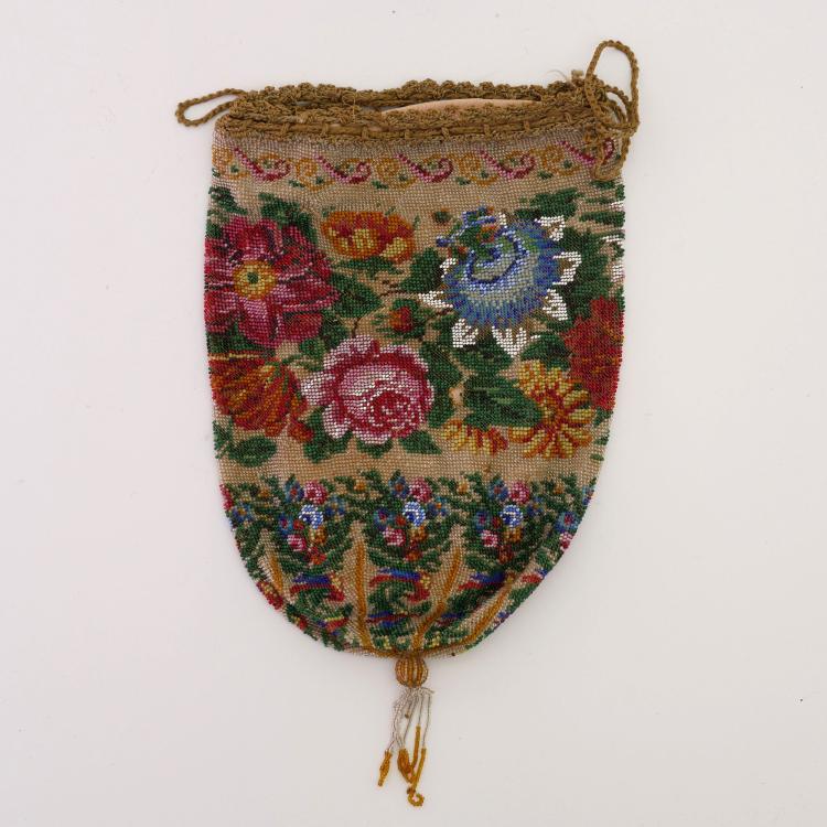 Bild 1 zu Objekt, Perlbeutel mit Blumenmotiv, um 1920, 157F 1320