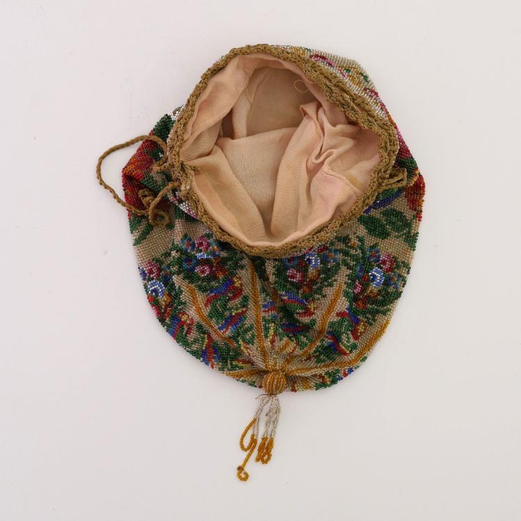 Bild 2 zu Objekt, Perlbeutel mit Blumenmotiv, um 1920, 157F 1320