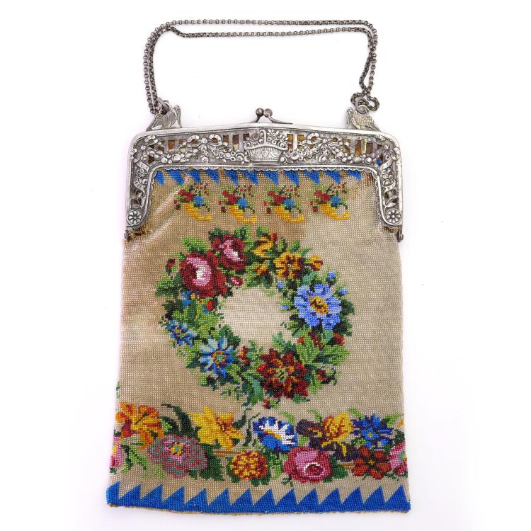 Bild 1 zu Objekt, B&uuml;geltasche mit Blumendekor und Rehen im Gr&uuml;nen, um 1900, 157F 1221
