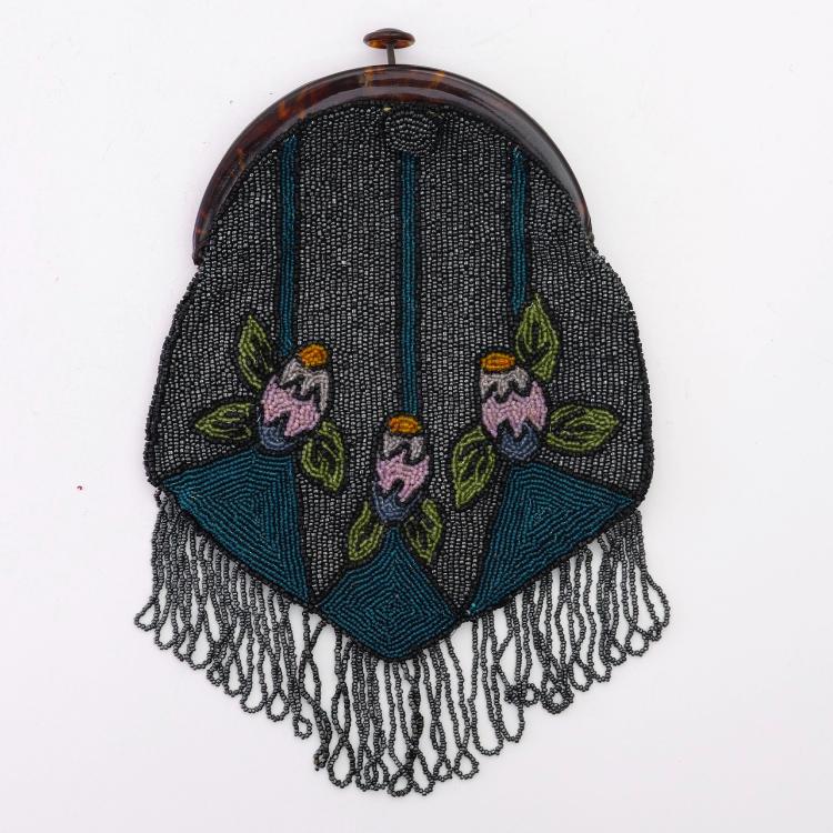 Hauptbild zu Objekt, Art D&eacute;co B&uuml;geltasche mit stilisierten Blumen, um 1920, 157F 1327