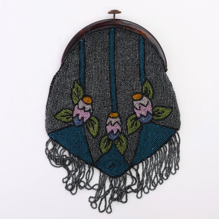 Bild 1 zu Objekt, Art D&eacute;co B&uuml;geltasche mit stilisierten Blumen, um 1920, 157F 1327