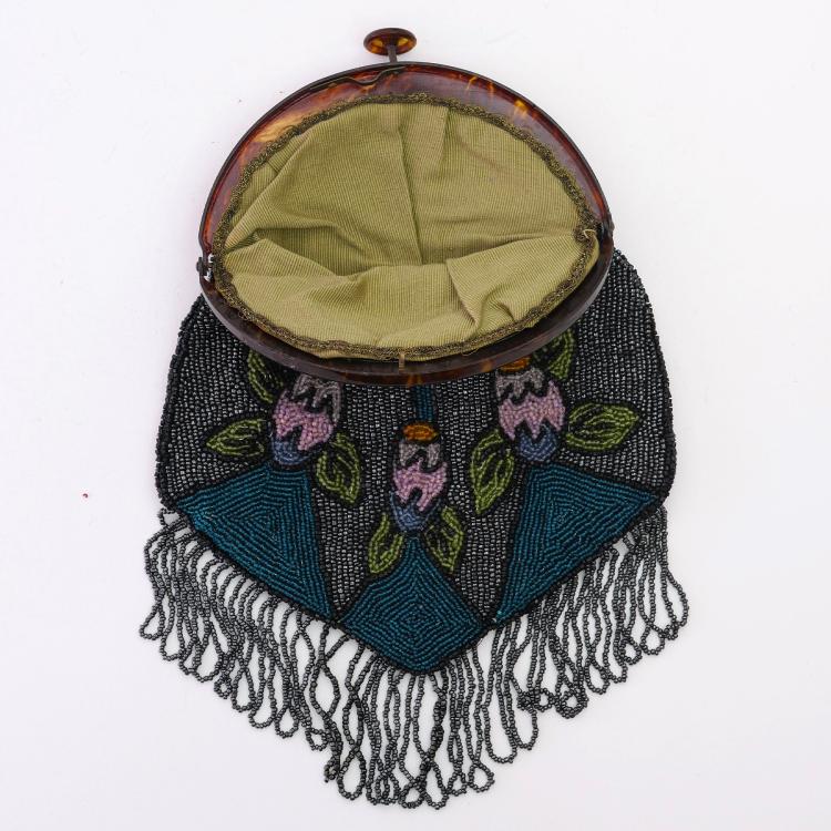 Bild 2 zu Objekt, Art D&eacute;co B&uuml;geltasche mit stilisierten Blumen, um 1920, 157F 1327