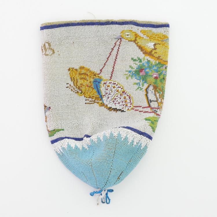 Bild 2 zu Objekt, Pouch with biga with bird and butterfly, c. 1900, 159D 819