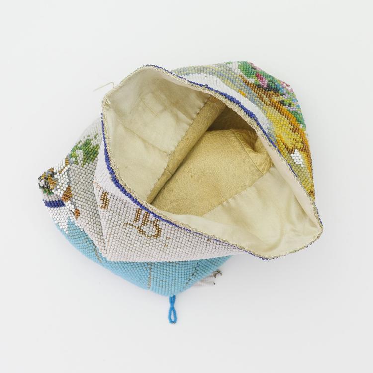 Bild 3 zu Objekt, Pouch with biga with bird and butterfly, c. 1900, 159D 819