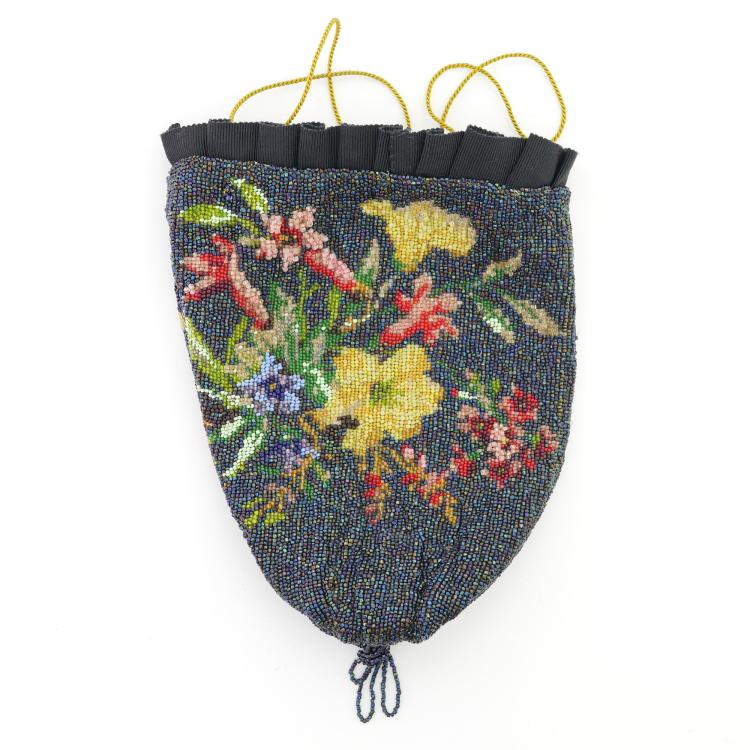 Hauptbild zu Objekt, Pouch with flowers, c. 1900, 159D 821