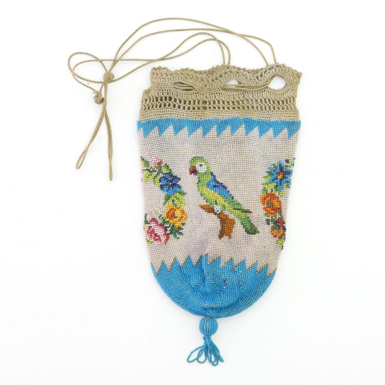 Hauptbild zu Objekt, Pouch with parrots and wreaths of flowers, c. 1900, 159D 837