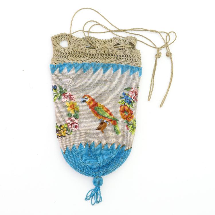 Bild 1 zu Objekt, Pouch with parrots and wreaths of flowers, c. 1900, 159D 837