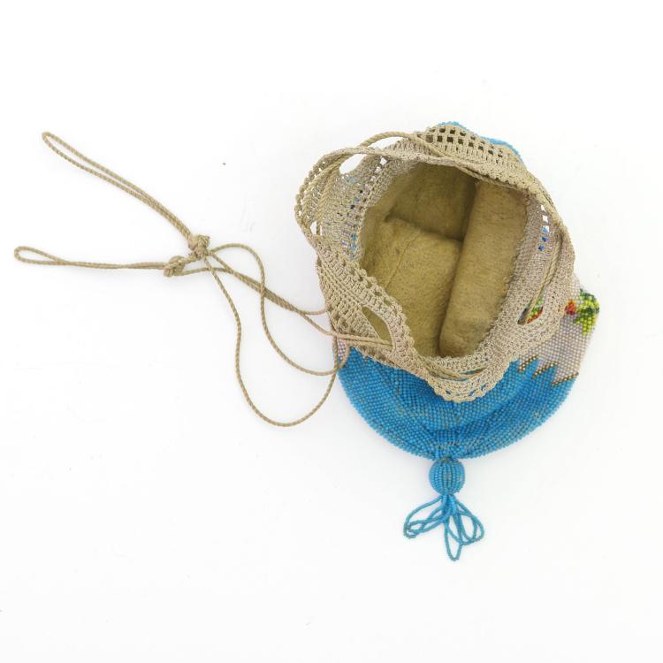 Bild 2 zu Objekt, Pouch with parrots and wreaths of flowers, c. 1900, 159D 837