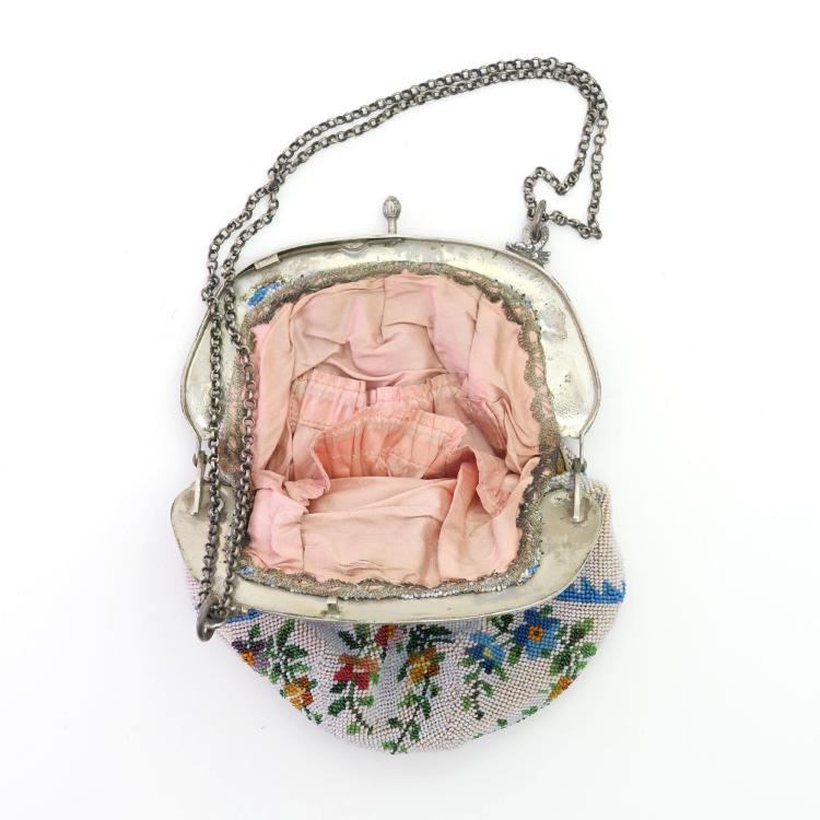 Bild 1 zu Objekt, B&uuml;gelt&auml;schchen mit Blumenmotiv, um 1900, 157F 1243