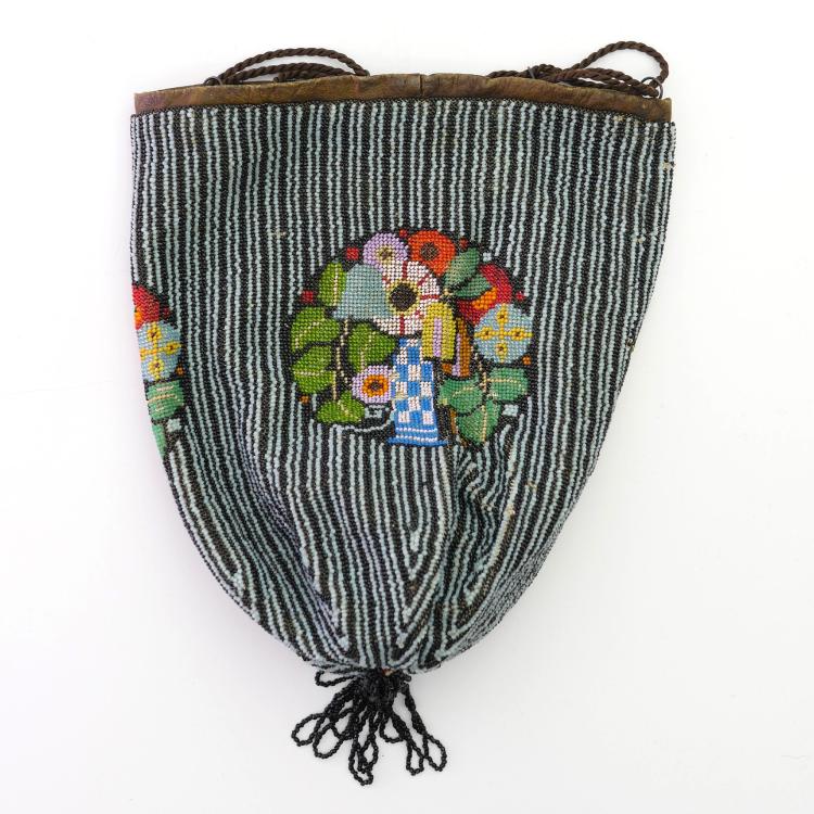 Hauptbild zu Objekt, Perlbeutel mit stilisiertem Blumenstrau&szlig; in Vase, um 1910, 157F 1265
