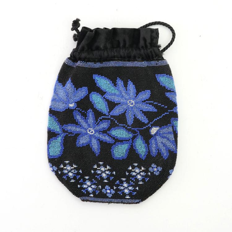 Hauptbild zu Objekt, Pouch with stylized flowers, c. 1900, 159D 839