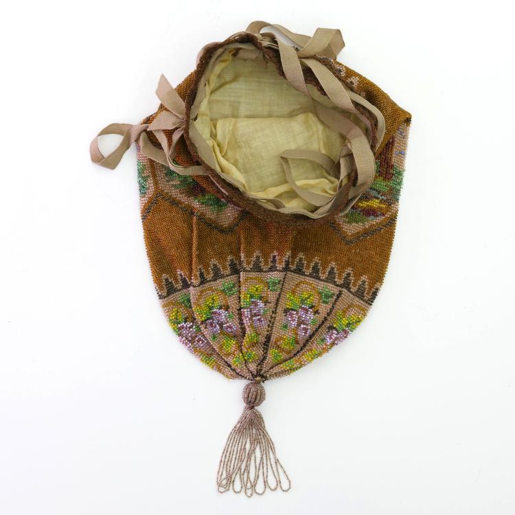 Bild 1 zu Objekt, Perlbeutel mit Stadtansichten und Blumendekor, 2. H&auml;lfte 19. Jh., 157F 1179