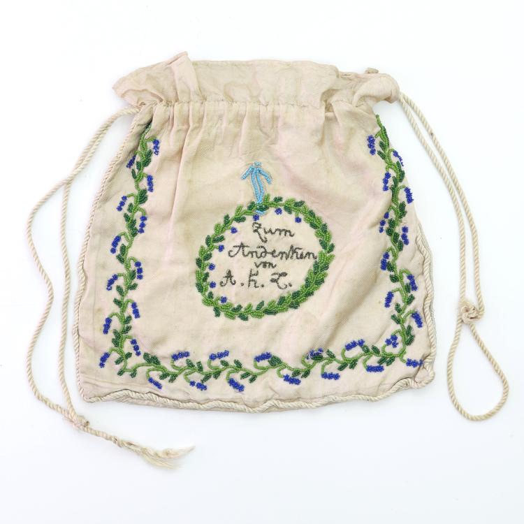 Hauptbild zu Objekt, Souvenir pouch 'Zum Andenken von A.K.L.', 2nd half of the 19th century, 159D 787