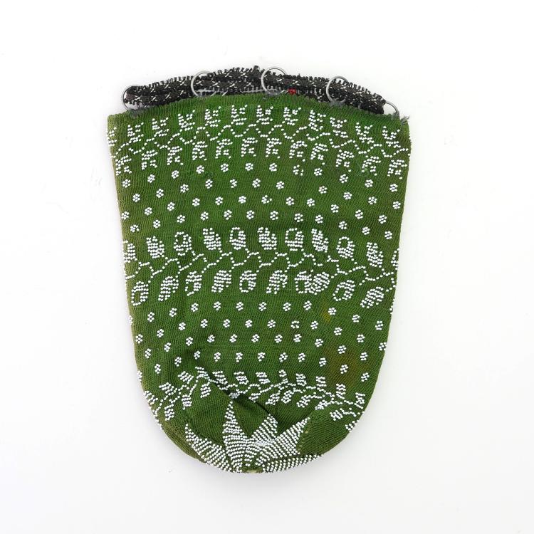 Hauptbild zu Objekt, Pouch with stylized leaves, c. 1850, 159D 753