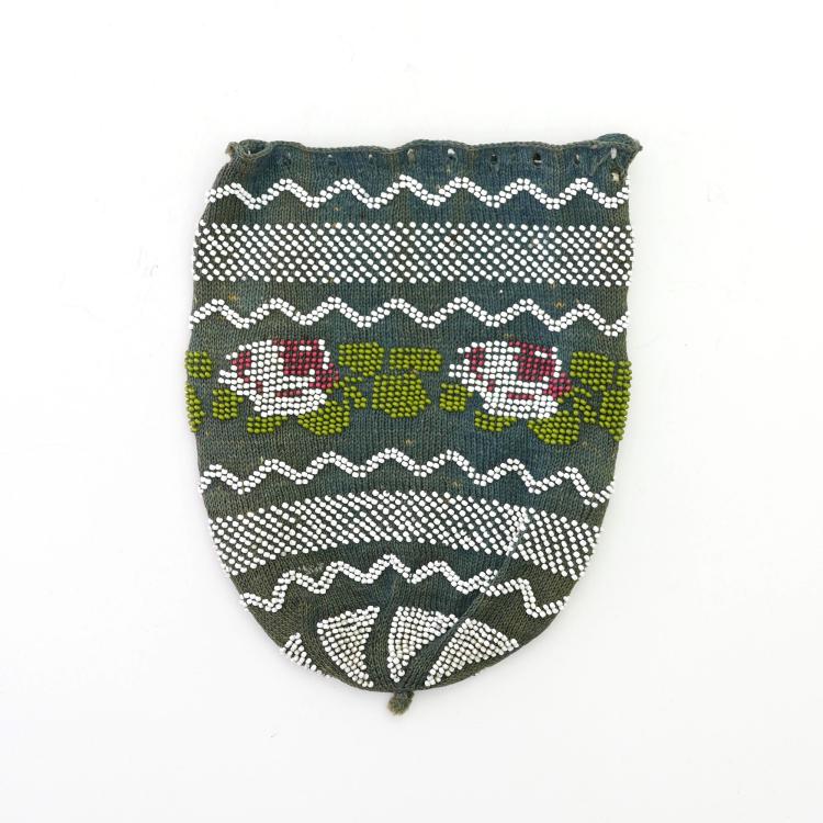 Hauptbild zu Objekt, Tobacco pouch with rose border, c. 1820/30, 157F 1133