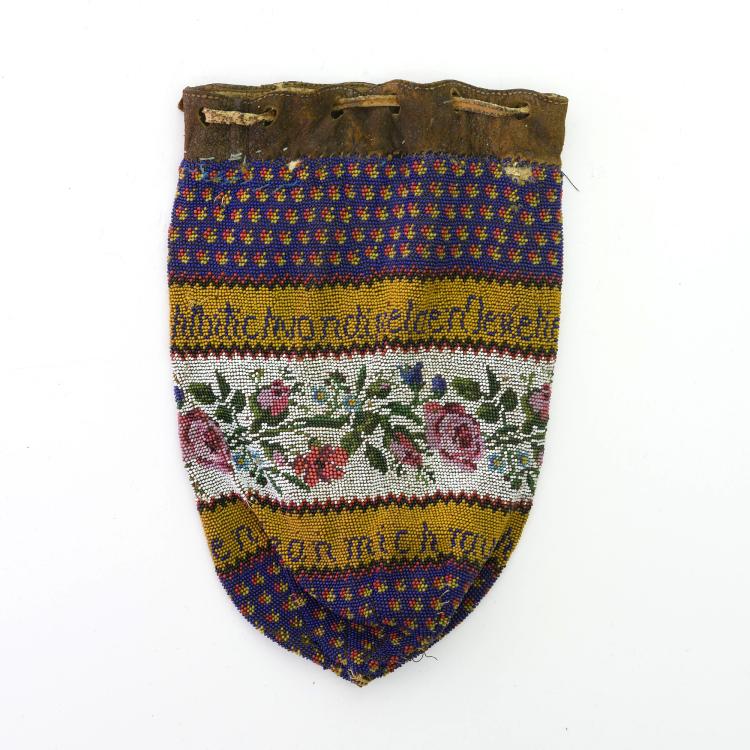 Hauptbild zu Objekt, Tabaksbeutel mit Blumenbord&uuml;re und Spruch, um 1830, 159D 739