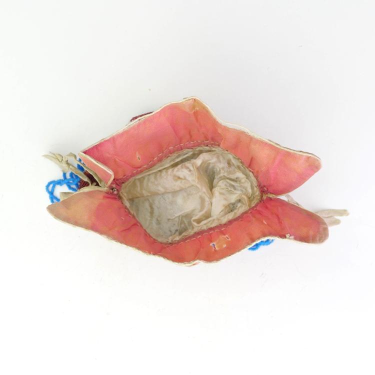 Bild 1 zu Objekt, Perlbeutel mit stilisierten Bl&uuml;ten und Landschaft mit H&auml;usern, Mitte 19. Jh., 157F 1148