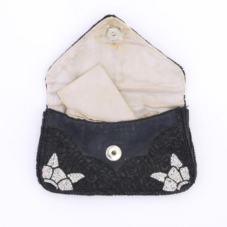 Bild 1 zu Objekt, T&auml;schchen mit stilisierten Bl&uuml;ten, um 1920, 159D 943