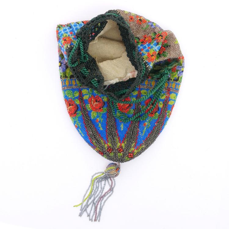 Bild 1 zu Objekt, Perlbeutel mit Blumenmotiv, um 1910, 157F 1294