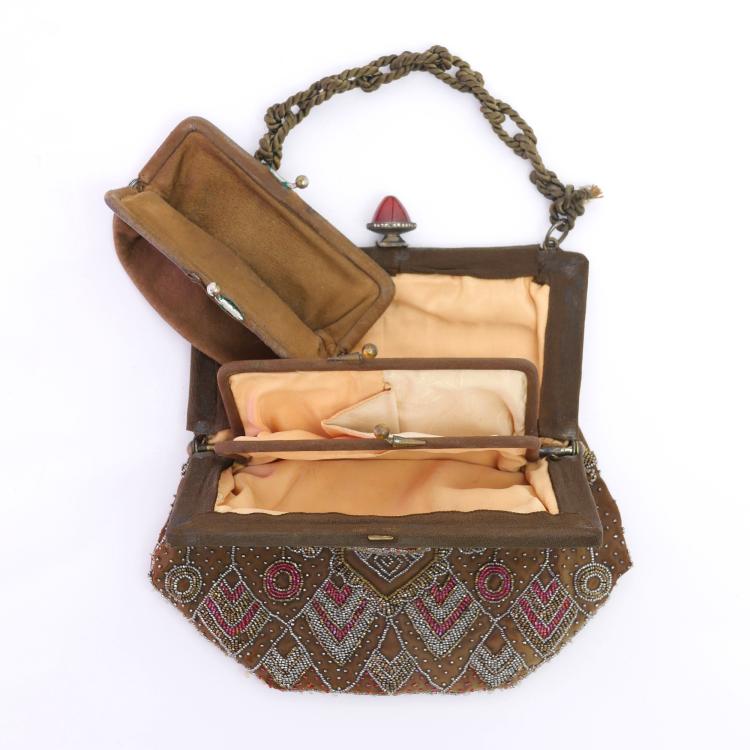 Bild 1 zu Objekt, B&uuml;geltasche mit Stahlperlen, um 1910, 159D 852