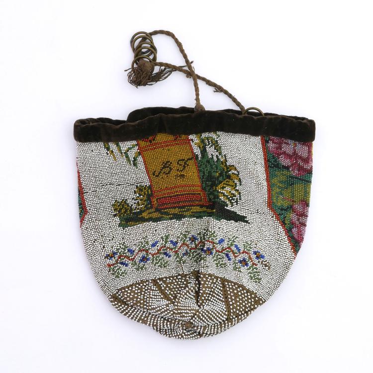 Bild 1 zu Objekt, Perlbeutel mit Haus, Denkmal und Blumenmotiven, 2. H&auml;lfte 19. Jh., 157F 1156