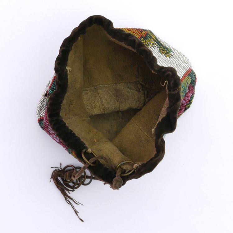 Bild 2 zu Objekt, Perlbeutel mit Haus, Denkmal und Blumenmotiven, 2. H&auml;lfte 19. Jh., 157F 1156