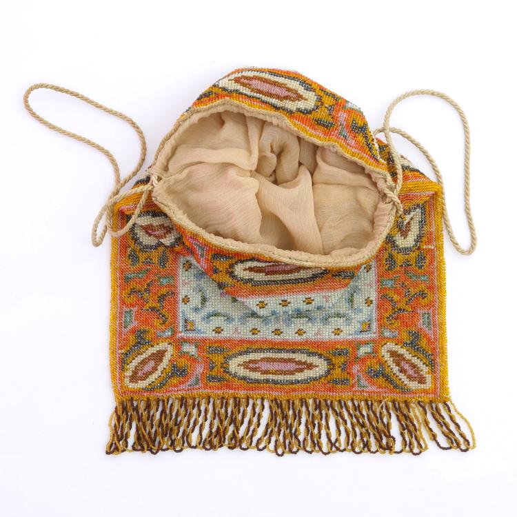 Bild 1 zu Objekt, Perlbeutel mit Teppichmuster, um 1920, 159D 907