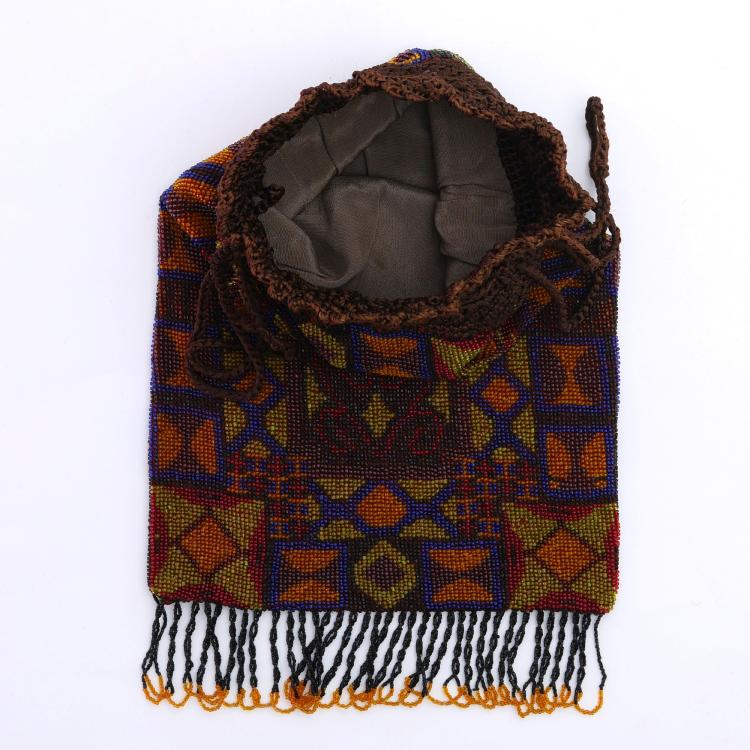 Bild 1 zu Objekt, Perlbeutel mit Teppichmuster, um 1910, 159D 863