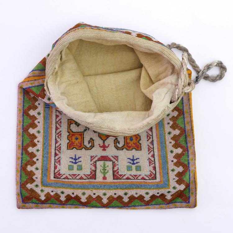 Bild 1 zu Objekt, Perlbeutel mit Teppichmotiv, um 1920, 157F 1363