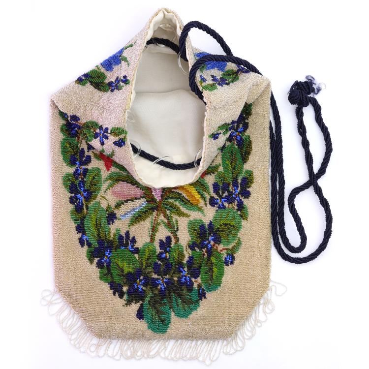Bild 1 zu Objekt, Gro&szlig;er Perlbeutel mit Blumenmotiv, um 1900, 157F 1260