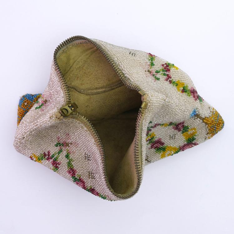 Bild 1 zu Objekt, Perlt&auml;schchen mit Blumenmuster, 2. H&auml;lfte 19. Jahrhundert, 159D 931